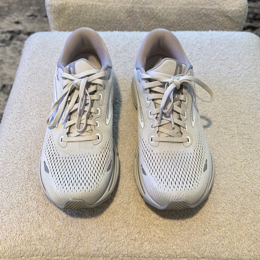 ALMOST NEW Brooks Ghost 15 women’s running shoe - size 9 medium width.